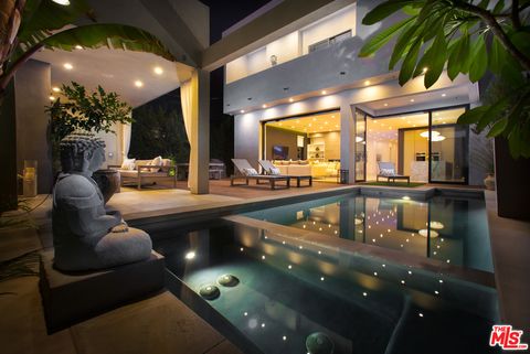 Photo of 307 S Sycamore Avenue, Los Angeles, CA 90036 (MLS # 21752044)