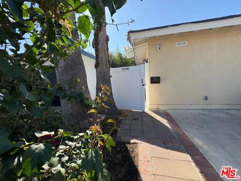 Photo of 19198 Erwin Street, Tarzana, CA 91335 (MLS # 26641301)
