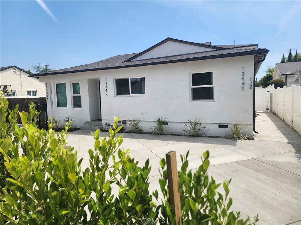 Fully renovated 3 bedroom-2 bath home located in Van Nuys. Property has laminate flooring, stainless steel appliances and quartz countertops in kitchen. Washer and Dryer included. Small Cat or Dog is ok.
Requirements: Income has to be 2.5 x the rent and credit score has to be 700+
Parking available
Call now to schedule a showing for this beautiful home!