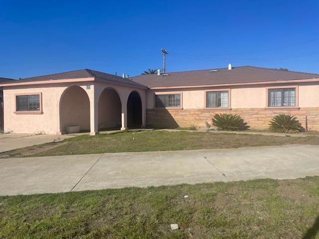 Photo of 629 Chaparral Street, Salinas, CA 93906 (MLS # ML82025419)