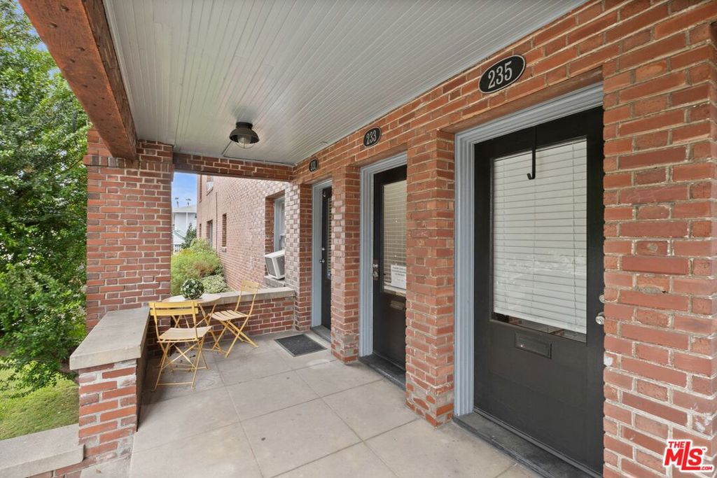 239 E Villa Street