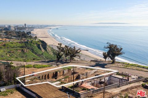 Photo of 15519 Via De Las Olas, Pacific Palisades, CA 90272 (MLS # 25582177)