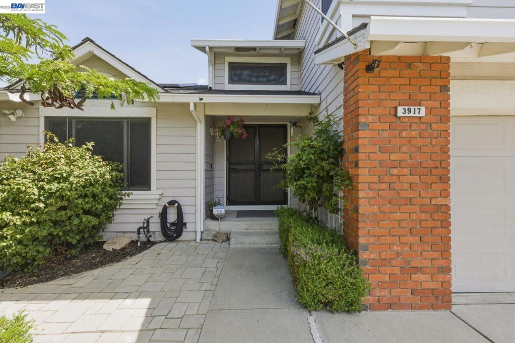 3917 Warbler Dr