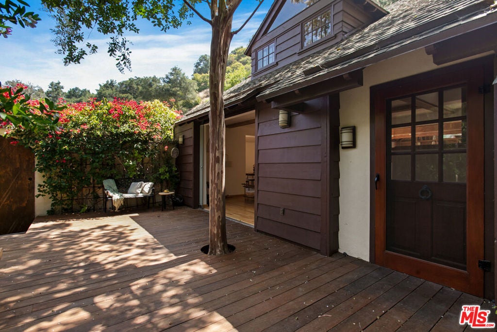 2030 Benedict Canyon Drive