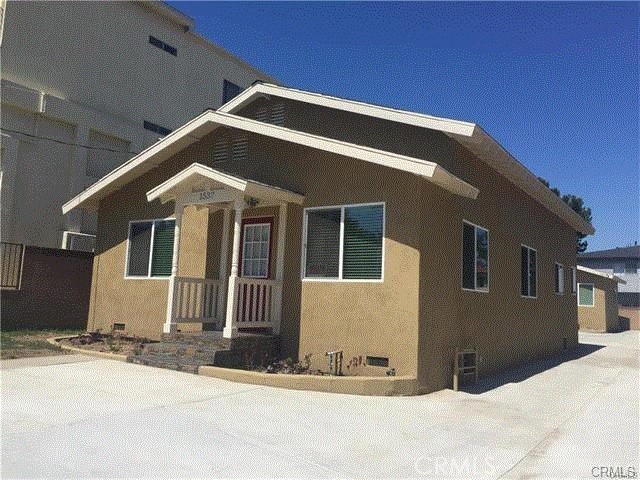 Beautiful 3 bedroom 2 bath House with all newer appliances. Including Washer & Dryer. Convenient Location.