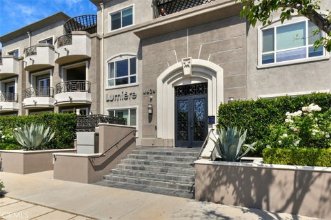 Photo of 4424 Whitsett Avenue #107, Studio City, CA 91604 (MLS # SR26204130)