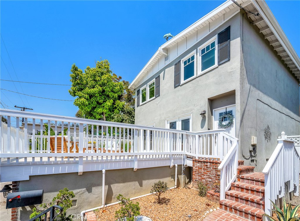 907 Diamond Street