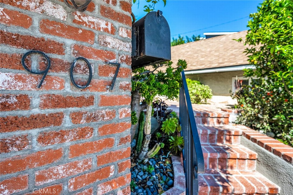 907 Diamond Street