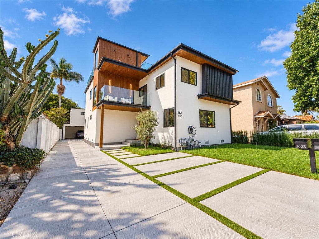 2621 S Bentley AVE