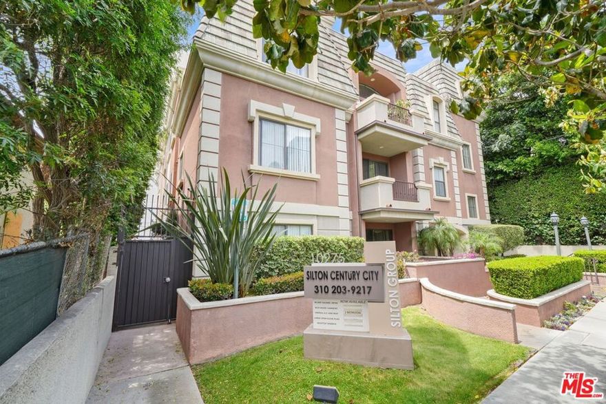 Just listed studio in Century City. Laminate floors, in-unit laundry, assigned parking all in a modern layout that actually works. Moments from Westfield and the soon-to-open Metro. Clean, convenient, and easy to show. Please note that some photos may be of similar unit.
