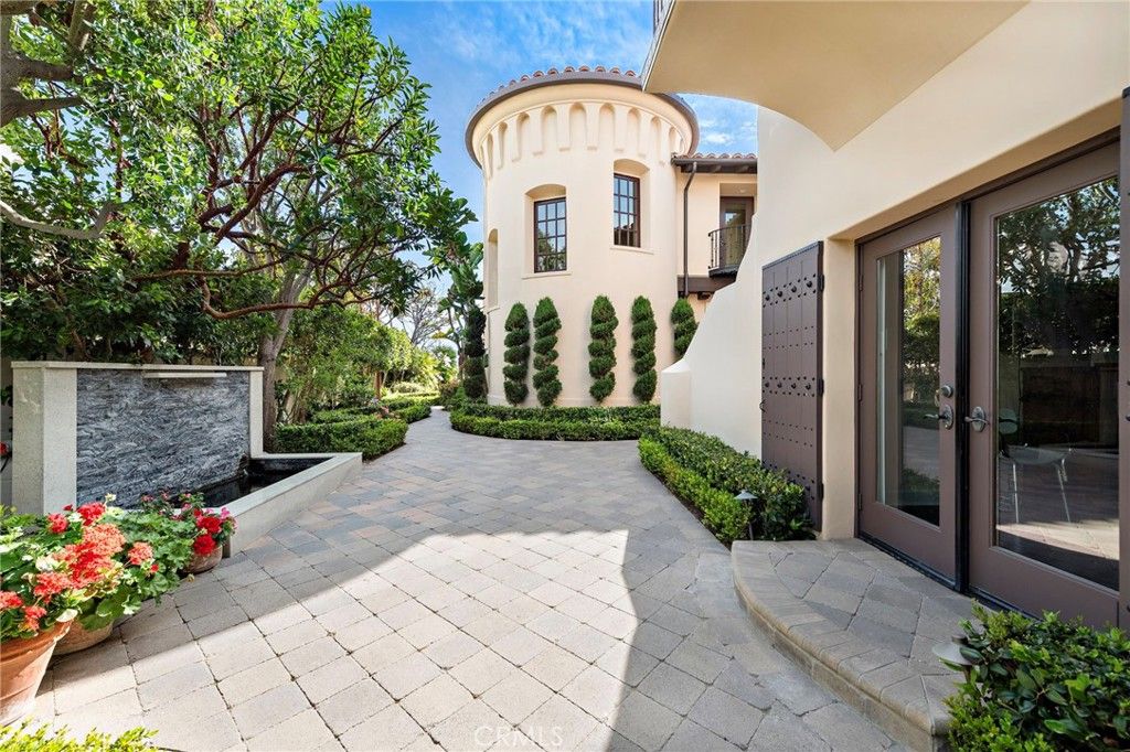 Photo of 8 Whalers Bluff Blf, Newport Coast, CA 92657 (MLS # OC25272752)