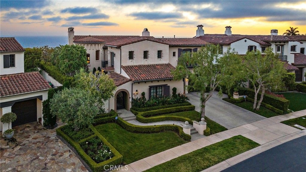 Photo of 8 Whalers Bluff Blf, Newport Coast, CA 92657 (MLS # OC25272752)