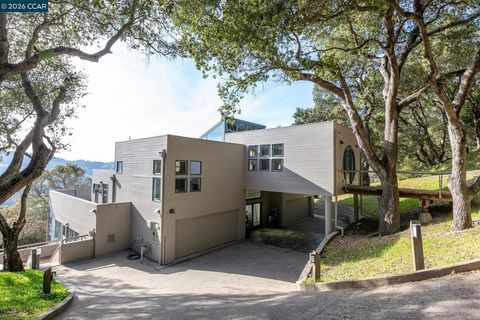 Photo of 319 319 Tappan Ter Ter, Orinda, CA 94563 (MLS # 41126228)