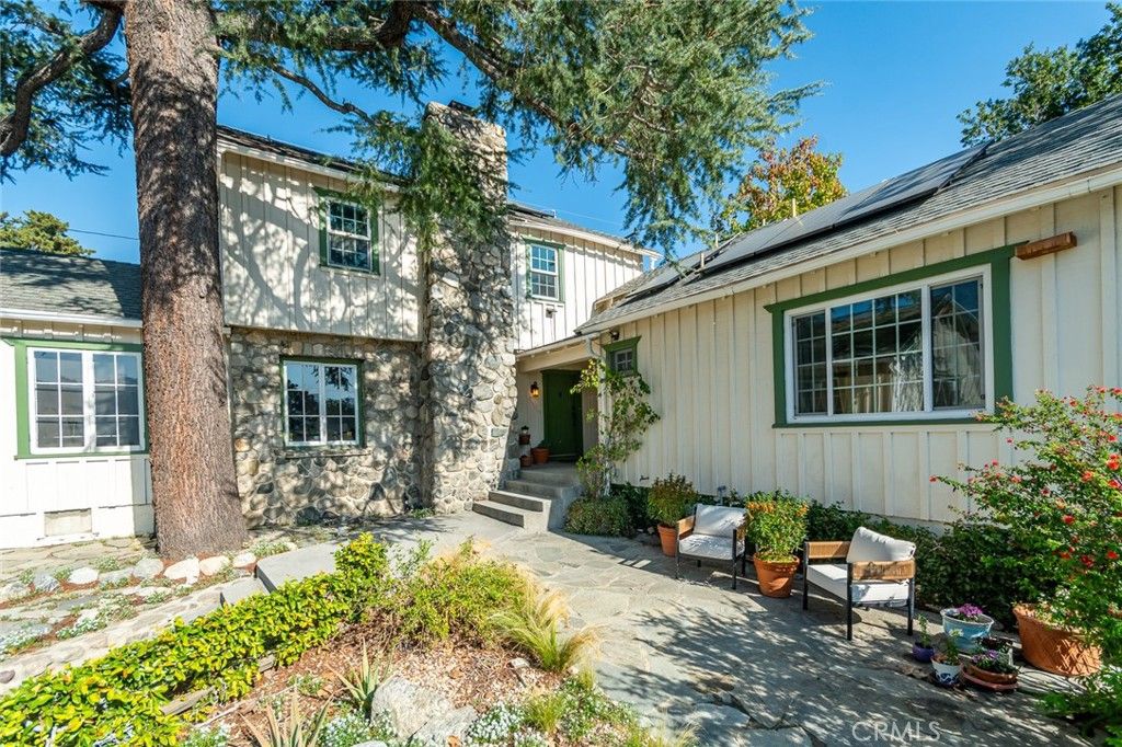 Photo of 3135 Los Olivos, La Crescenta, CA 91214 (MLS # GD25258377)