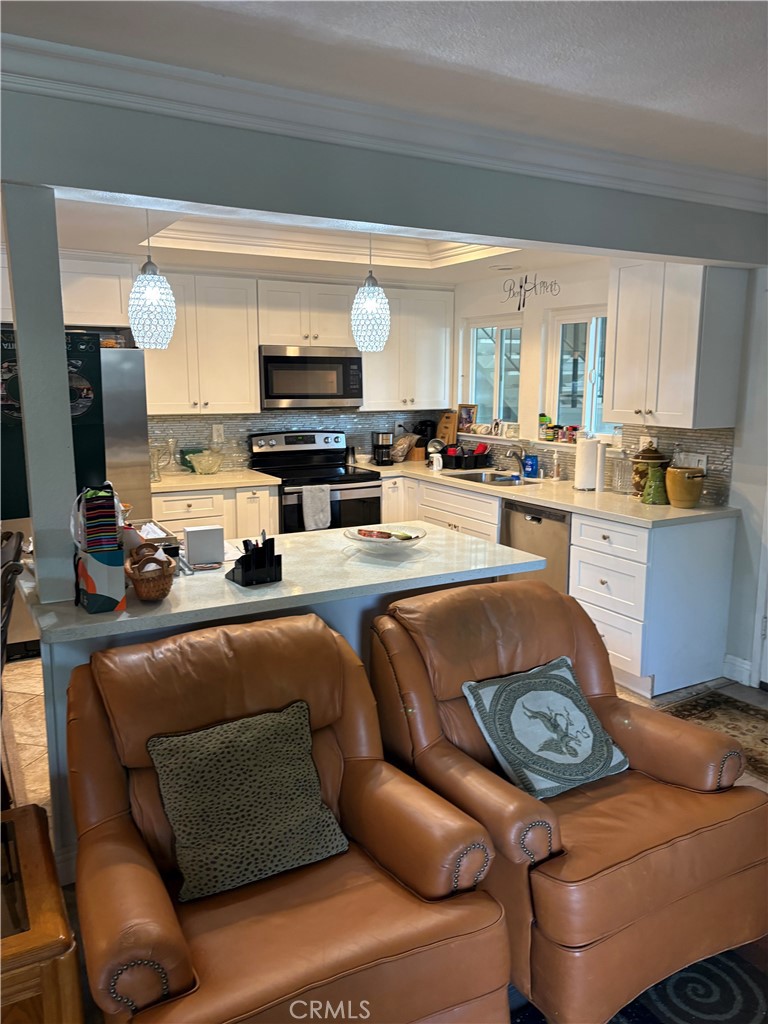 One bedroom to lease with separate bathroom. Total access to living room, kitch and dining room to share. Stackable laundry inside the unit.