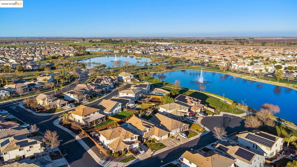 THE LAKES - Residential