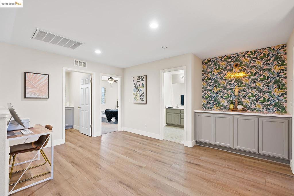 THE LAKES - Residential