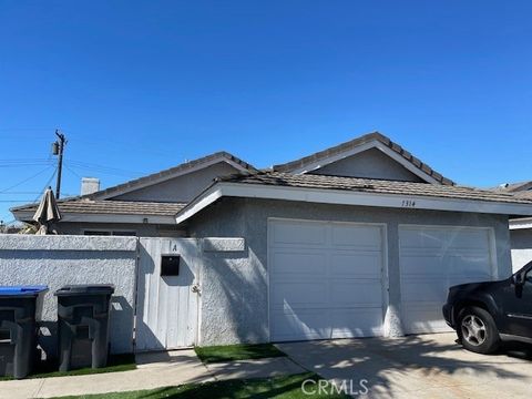Photo of 1314 N Bewley Street, Santa Ana, CA 92703 (MLS # PW26101916)