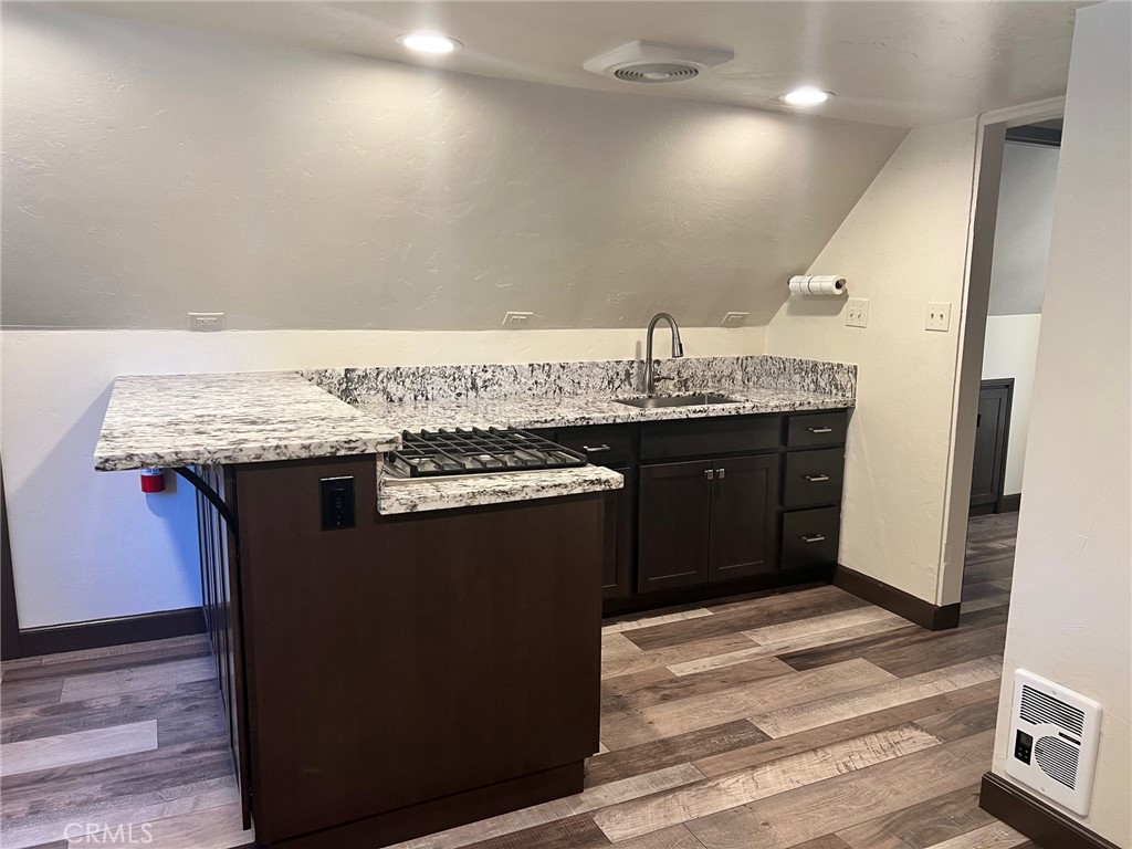 Darling 1 br 1 bath unit located in the heart of Crestline, walking distance to laundromat, grocery store, lake, coffee shops and restaurants. Located above Encompass mercantile, this apartment features granite counters, newer stove, refrigerator, and its own designated parking space. perfectly sized for one or two adults, it is an easy commute down the hill reachable by all paved, maintained, and first-plowed roads. Enjoy this little gem and experience all Crestline has to offer.
application link: https://apply.link/cQnlZ0g
