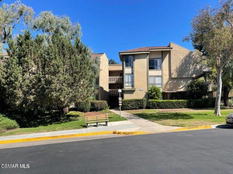 Photo of 286 Oakleaf Drive #35, Thousand Oaks, CA 91360 (MLS # 226004491)