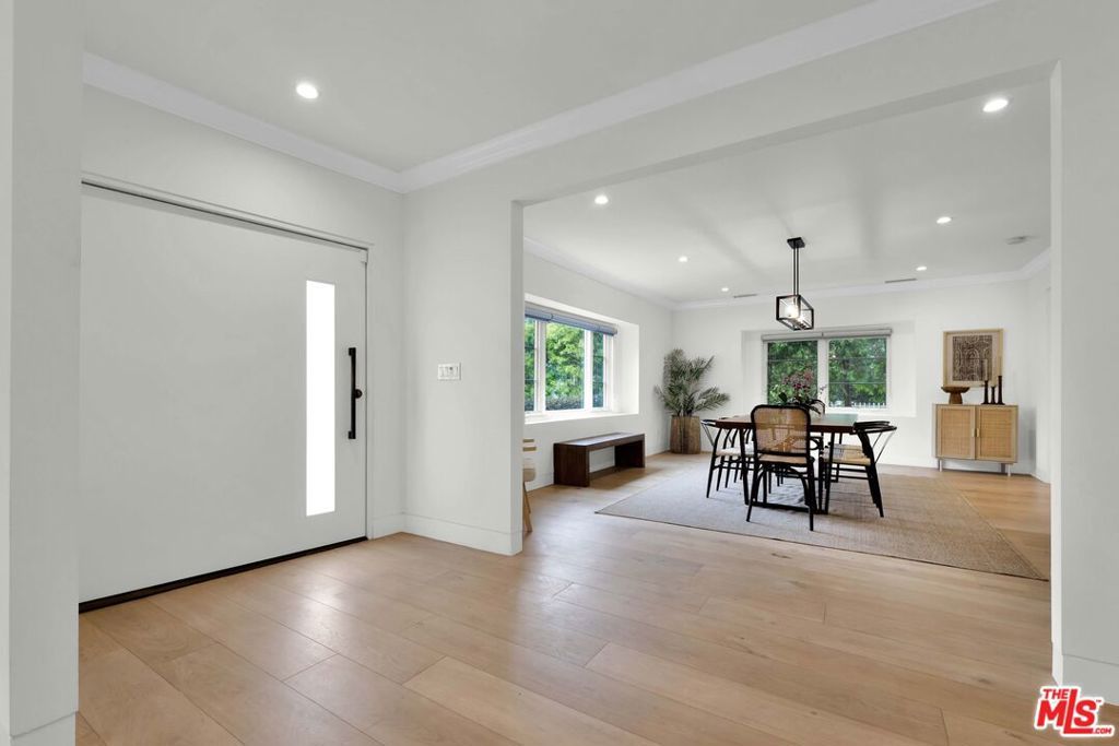 Photo of 602 S Lucerne Boulevard, Los Angeles, CA 90005 (MLS # 25584853)