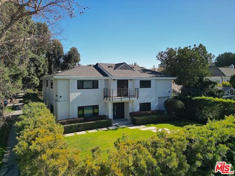 Photo of 602 S Lucerne Boulevard, Los Angeles, CA 90005 (MLS # 25584853)