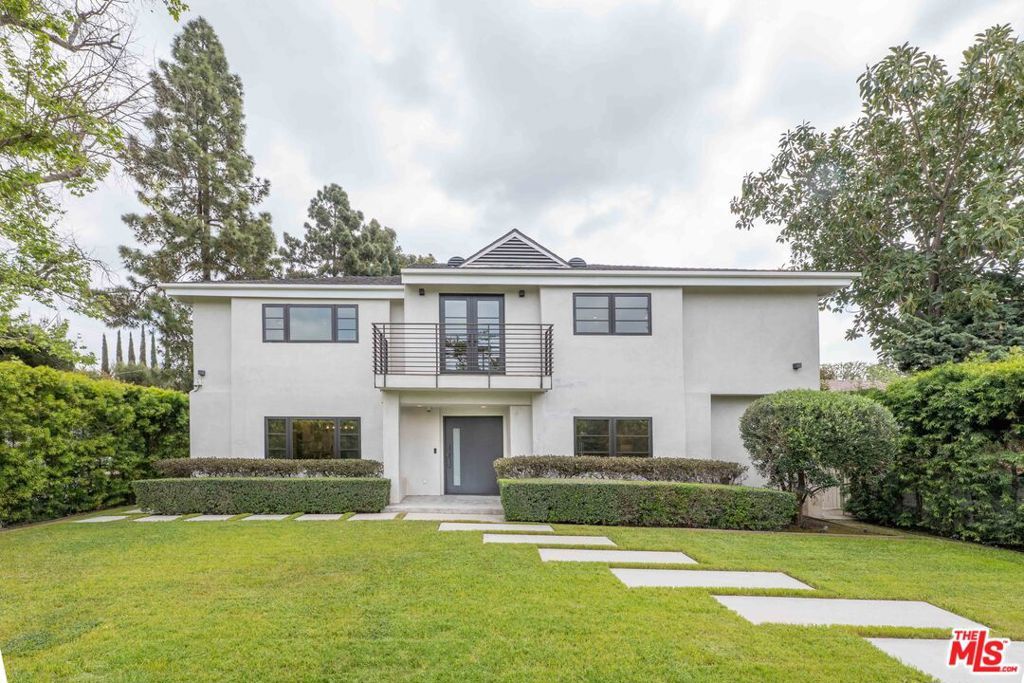 Photo of 602 S Lucerne Boulevard, Los Angeles, CA 90005 (MLS # 25584853)