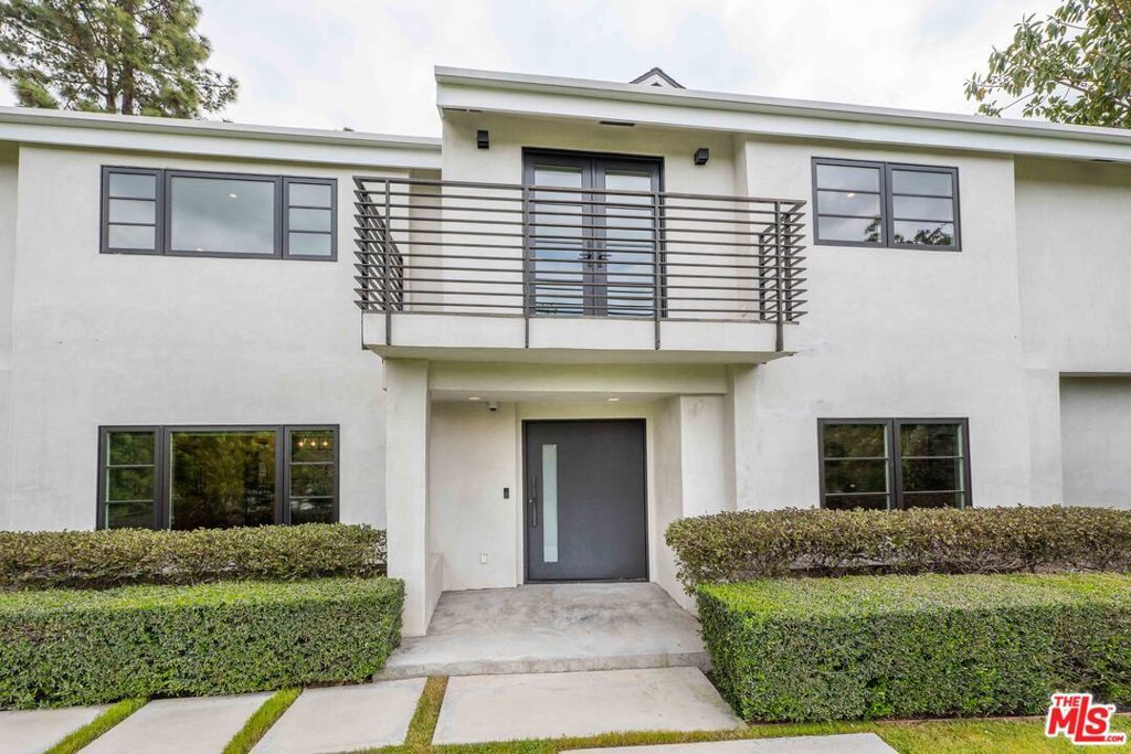 Photo of 602 S Lucerne Boulevard, Los Angeles, CA 90005 (MLS # 25584853)