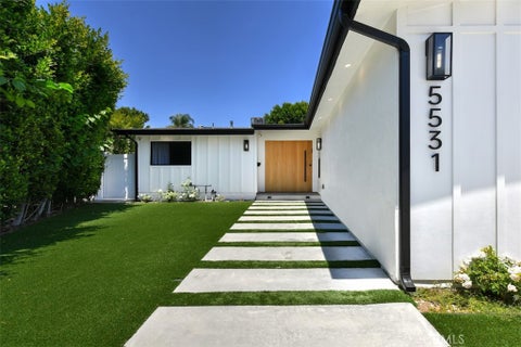 Photo of 5531 Hermitage AVE, Valley Village, CA 91607 (MLS # SR26146385)