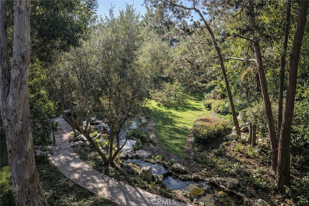 576 N Bellflower Blvd