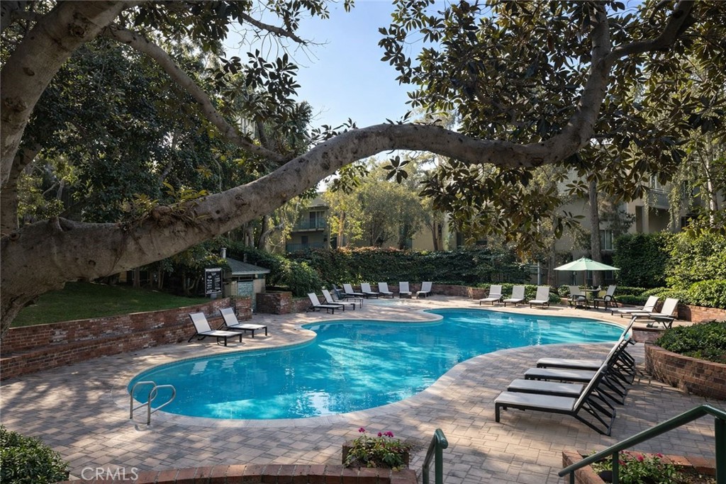 576 N Bellflower Blvd