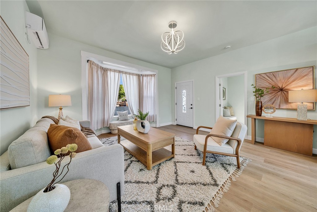 3809 3809 1/2 Pine Avenue