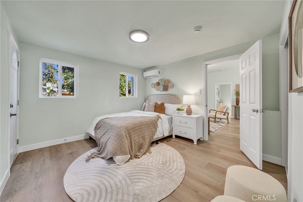 3809 3809 1/2 Pine Avenue