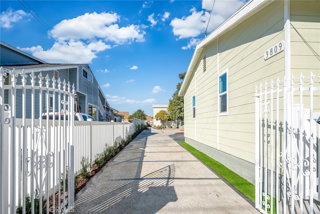 3809 3809 1/2 Pine Avenue