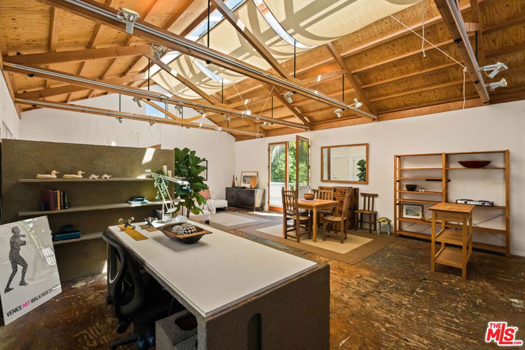 Photo of 656 Angelus Place, Venice, CA 90291 (MLS # 26668839)