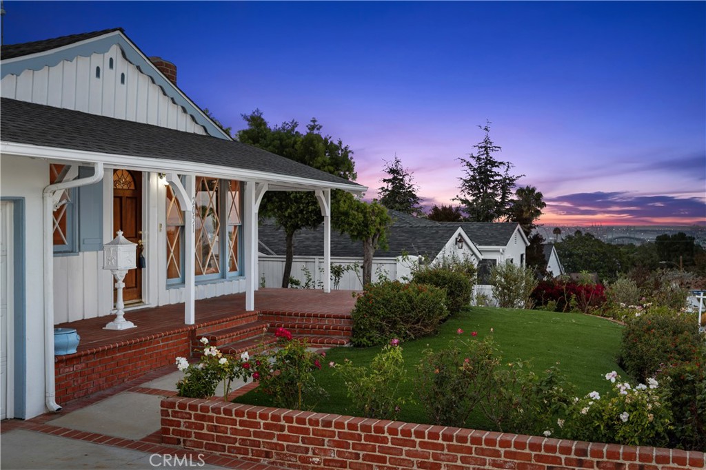 2051 W Elberon