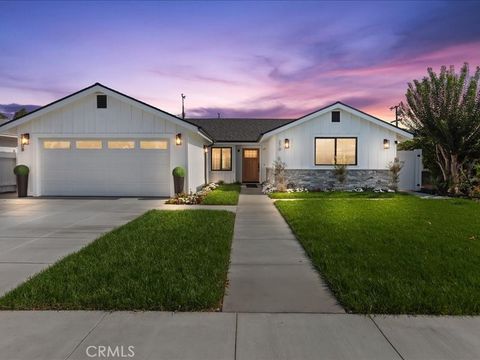 Photo of 270 Albert Place, Costa Mesa, CA 92627 (MLS # OC25223093)