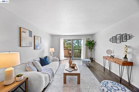 Photo of 955 Shorepoint Ct #310, Alameda, CA 94501 (MLS # 41131693)