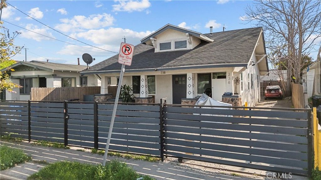 Photo of 238 W 58th St, Los Angeles, CA 90037 (MLS # SR26015536)