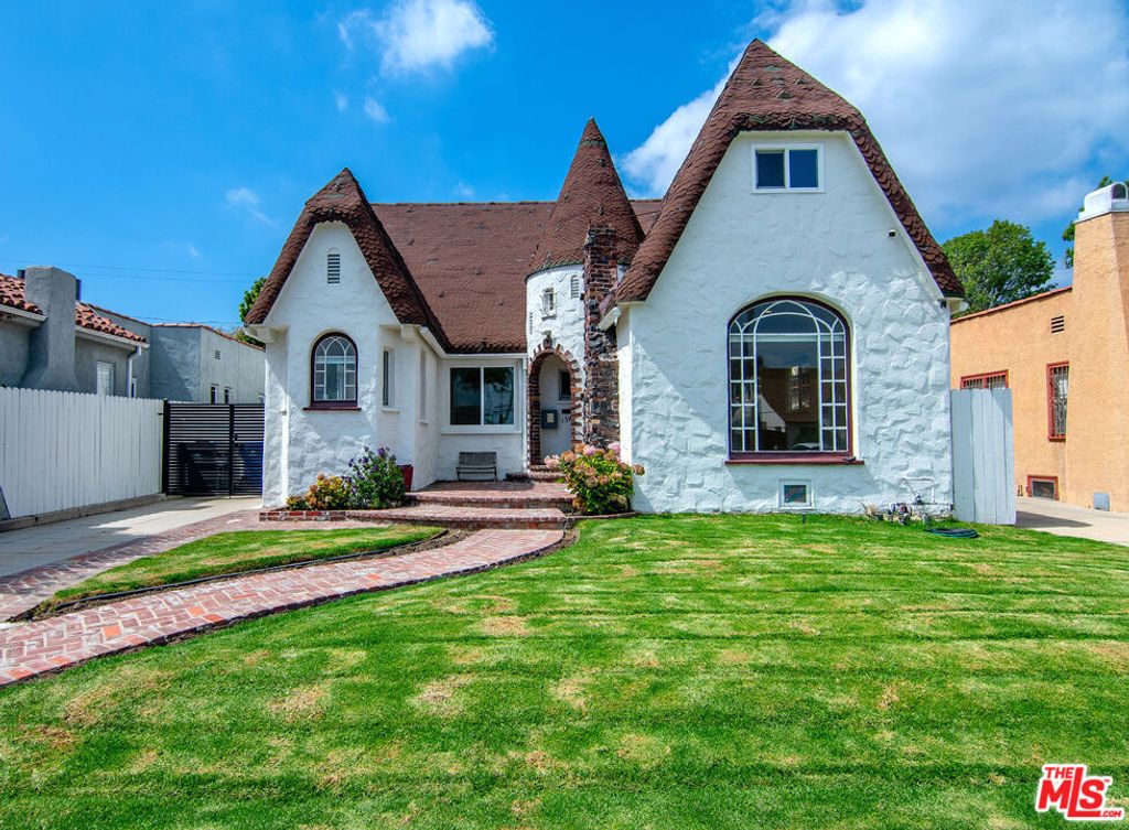 Photo of 1543 S Crest Drive, Los Angeles, CA 90035 (MLS # 25592691)