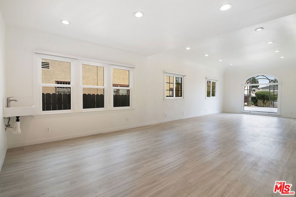 Photo of 1543 S Crest Drive, Los Angeles, CA 90035 (MLS # 25592691)