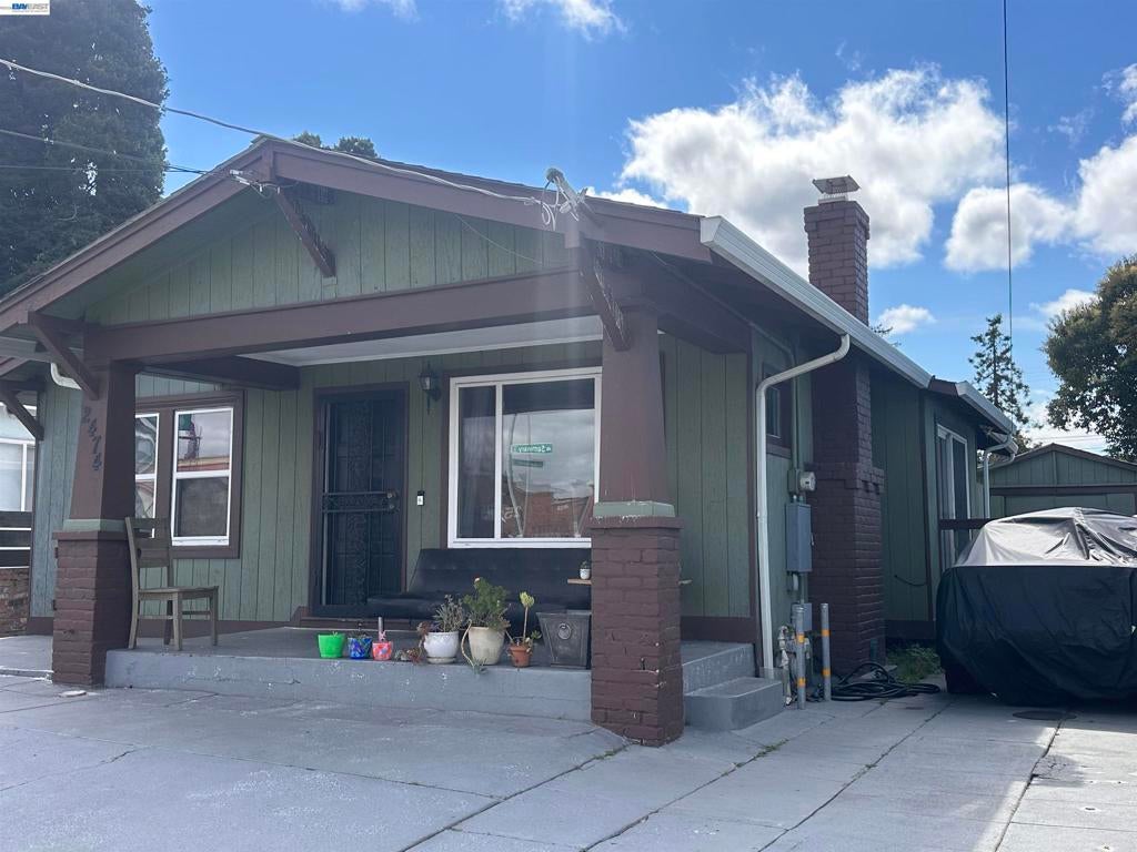 2474 Seminary Ave Ave, Oakland CA 94605