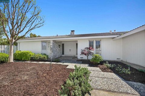 Photo of 157 Fernwood Dr Dr, Moraga, CA 94556 (MLS # 41127936)