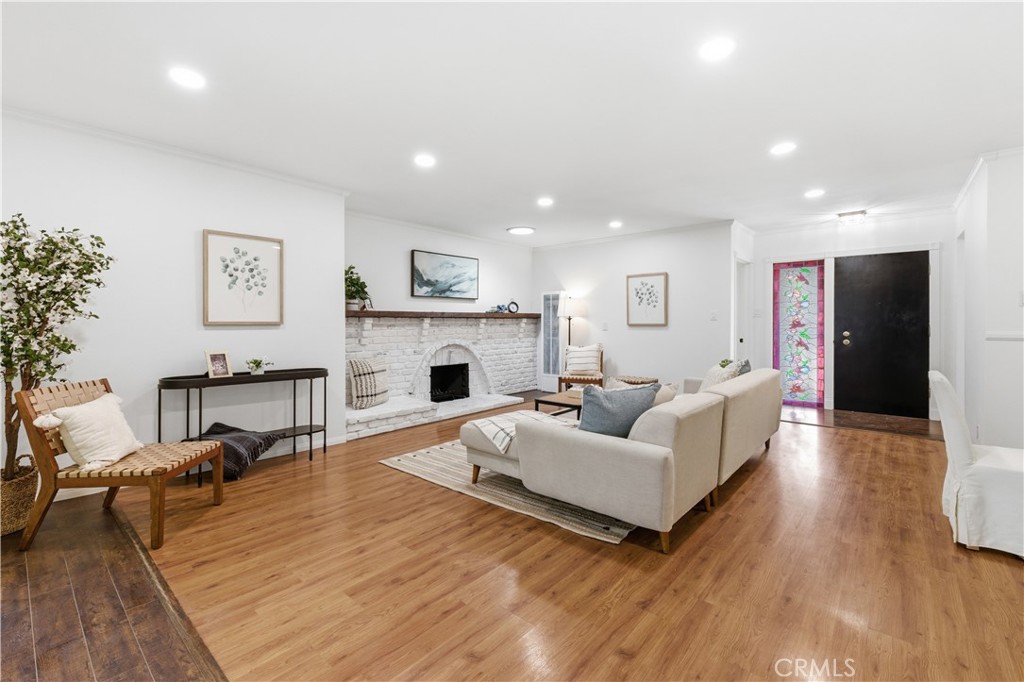 3327 N Studebaker