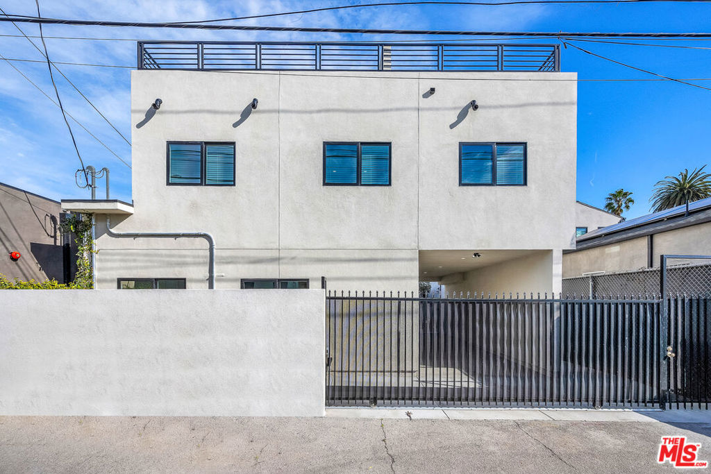 Spacious, newly-built 3 bedroom, 2 and half bathroom fully detached ADU unit for rent in sunny Venice! Located in Venice's East Lincoln neighborhood just up the street from the fashionable shops and restaurants of the Lincoln Boulevard commercial corridor, this inviting two-story home features top of the line stainless steel appliances and sleek modern design touches throughout. In-unit washer/dryer, central heat/AC, and rooftop solar panels included. The unit also features 2 tandem covered, gated parking spaces. Enjoy sweeping panoramic views from your airy rooftop patio! Don't let this opportunity to live in a brand new Venice home pass you by!