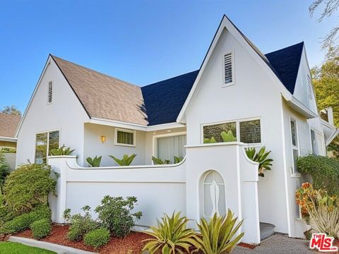 Photo of 1618 S Burnside Avenue, Los Angeles, CA 90019 (MLS # 26770511)