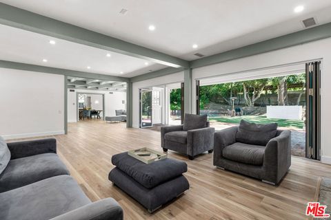 Photo of 926 N ALPINE Drive, Beverly Hills, CA 90210 (MLS # 26655829)