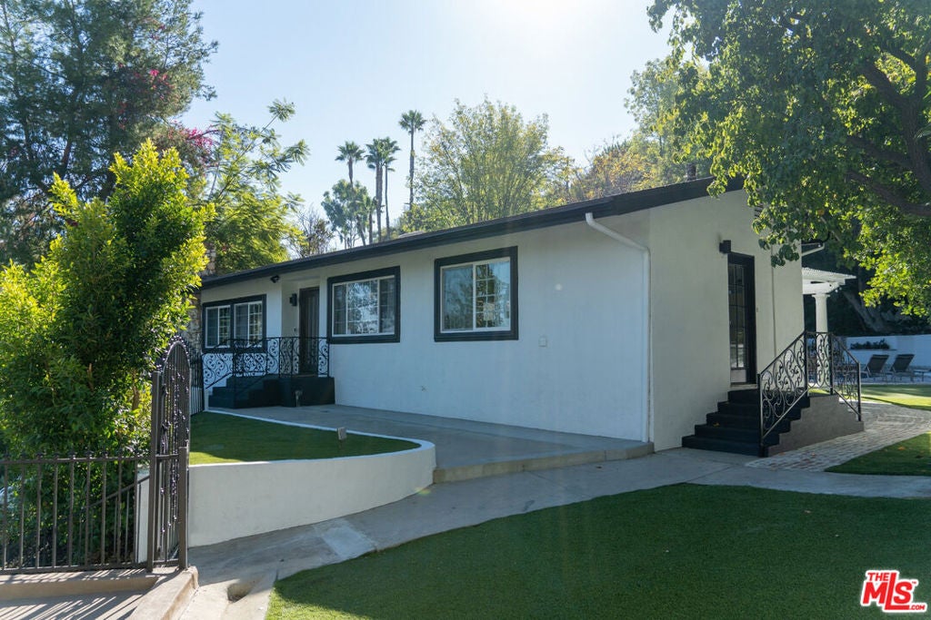 Photo of 17856 Cathedral Place, Encino, CA 91316 (MLS # 26101869)
