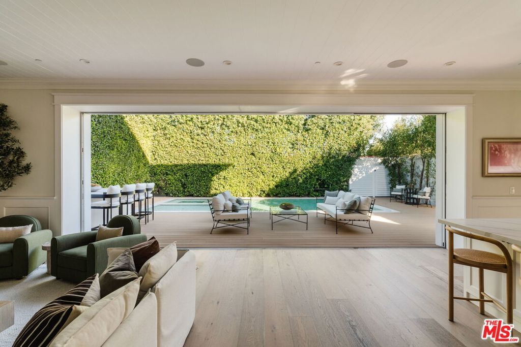 Photo of 822 N Genesee Avenue, Los Angeles, CA 90046 (MLS # 26644431)