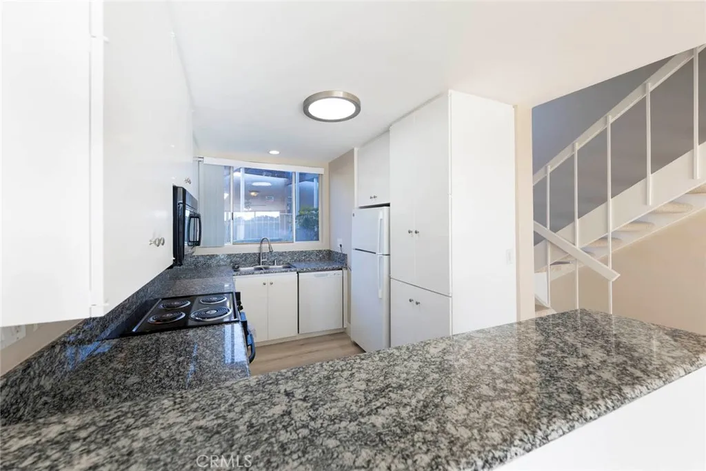 Newport Beach, California 92660, United States, 2 Bedrooms Bedrooms, ,2 BathroomsBathrooms,Residential,Active,248303